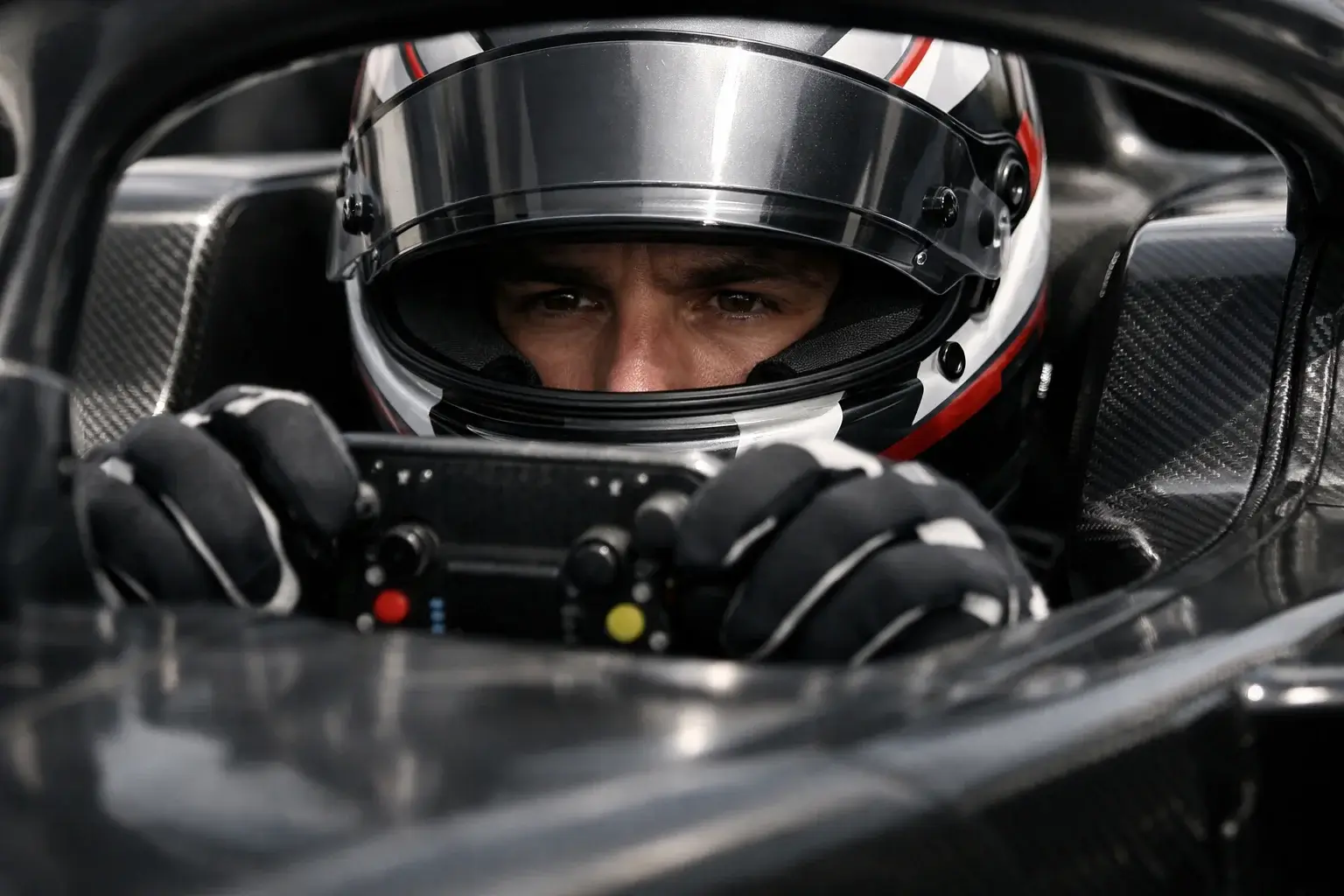 Piloto de F1 concentrado dentro del cockpit antes de la carrera